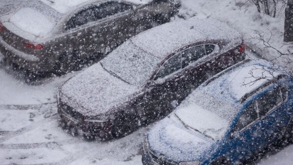Автомобили, занесенные снегом, во дворе дома. Архивное фото - Sputnik Кыргызстан