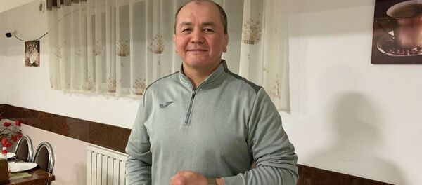 Кыргызстандын эмгек сиңирген машыктыруучусу Нурбек Изабековдун туулган күнүнө шакирт кыздары алтын жалатылган саат белек кылышты - Sputnik Кыргызстан