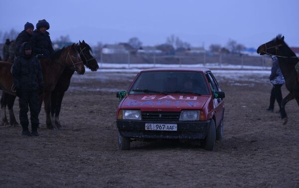Натыйжада баш байгеге Lada 2109 үлгүсүндөгү автоунаа, экинчи орунга тай, үчүнчүгө 10 миң сом ыйгарылды. - Sputnik Кыргызстан