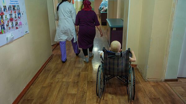 Ребенок в инвалидной коляске в больнице. Архивное фото - Sputnik Кыргызстан