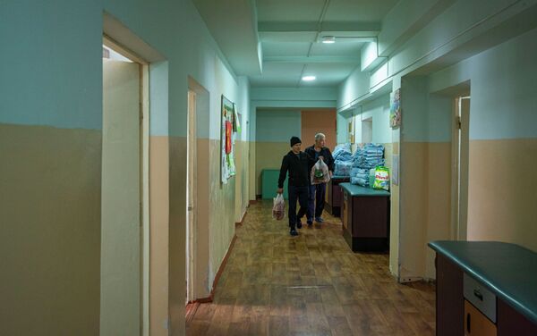 Вместе с детьми в отделении можно встретить не только мам, но и пап - Sputnik Кыргызстан