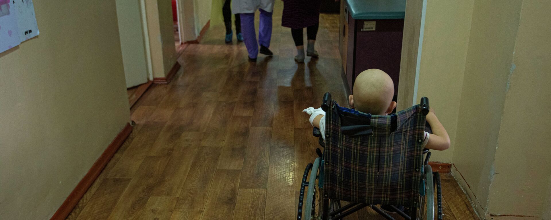 Ребенок в инвалидной коляске в детском отделении Национального центра онкологии и гематологии в Бишкеке - Sputnik Кыргызстан, 1920, 15.02.2020