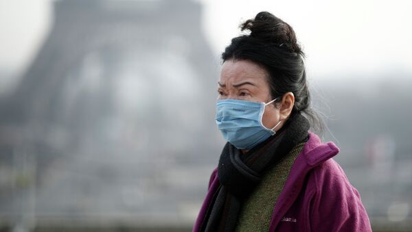 Женщина в медицинской маске в Париже, Франция. 25 января 2020 года - Sputnik Кыргызстан