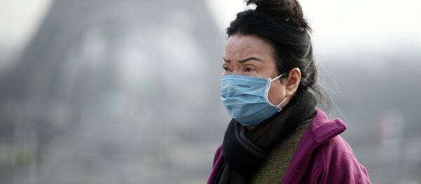 Женщина в медицинской маске в Париже, Франция. 25 января 2020 года Женщина в медицинской маске в Париже, Франция. 25 января 2020 года - Sputnik Кыргызстан