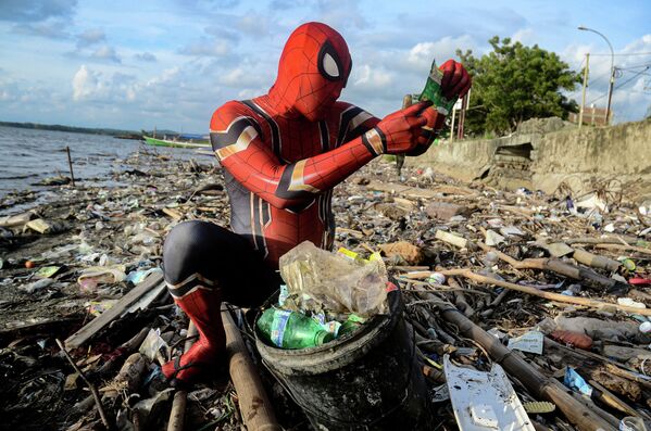 Сбор мусора на пляже в Паре-Паре - Sputnik Кыргызстан