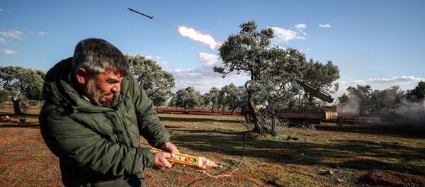 Запуск ракеты повстанцами в сторону правительственных войск в Идлибе - Sputnik Кыргызстан