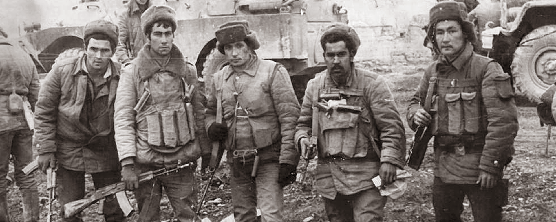 Афган согушунун ардагери Жаныбек Бакиров (оңдо) - Sputnik Кыргызстан, 1920, 15.02.2020