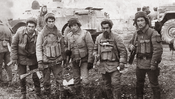 Ветеран афганской войны Жаныбек Бакиров (крайний справа) - Sputnik Кыргызстан