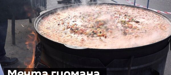 Рекордно большую порцию лагмана приготовили в Москве — вкусное видео - Sputnik Кыргызстан