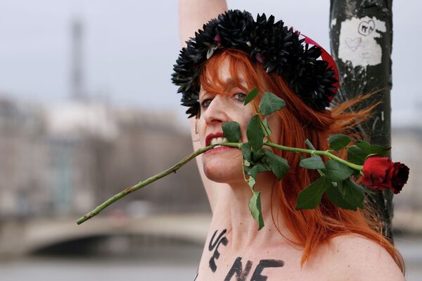 Акцию протеста против насилия в отношении женщин в Париже - Sputnik Кыргызстан