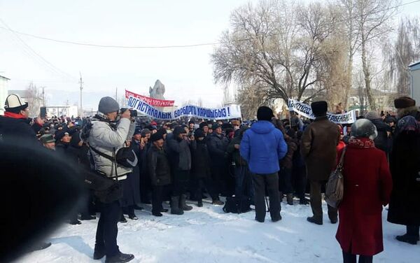 Райондук администрациянын алдына жүздөгөн адам чогулган. - Sputnik Кыргызстан