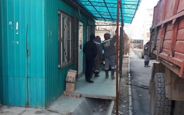 Также демонтировали самовольно установленный павильон и разобран навес в микрорайоне №12 возле дома 52 - Sputnik Кыргызстан