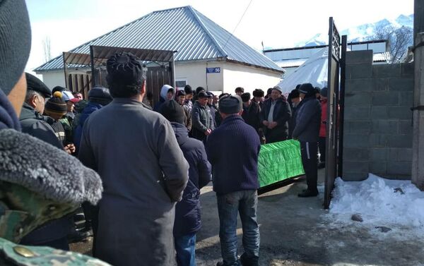 В Иссык-Кульской области похоронили экскаваторщика, который погиб на золоторудном месторождении Кумтор - Sputnik Кыргызстан