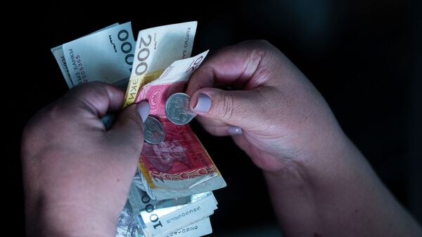 Женщина с деньгами в руках. Архивное фото  - Sputnik Кыргызстан