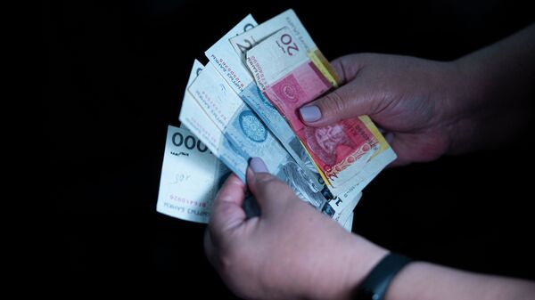 Женщина считает деньги. Архивное фото - Sputnik Кыргызстан