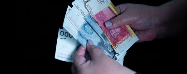 Аял акчасын санап жатат. Архив Аял акчасын санап жатат. Архив - Sputnik Кыргызстан