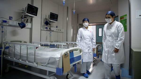 Медсестры входят в карантинную комнату где лежат пациенты зараженные коронавирусом - Sputnik Кыргызстан