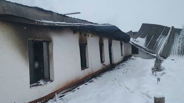 Последствия пожара в здании школы в Кара-Кульджинском районе Ошской области - Sputnik Кыргызстан