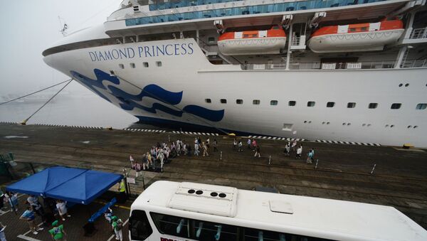 Круизный лайнер Diamond Princess (Бриллиантовая принцесса) в порту Владивостока. - Sputnik Кыргызстан