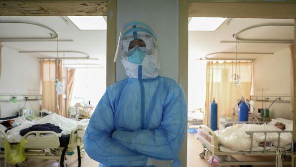 Медицинский работник в защитном костюме в изолированном отделении больницы. Архивное фото - Sputnik Кыргызстан