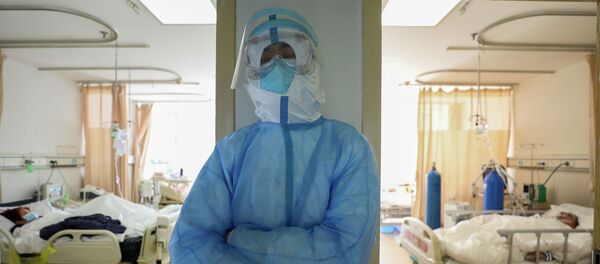 Медицинский работник в защитном костюме в изолированном отделении больницы. Архивное фото - Sputnik Кыргызстан