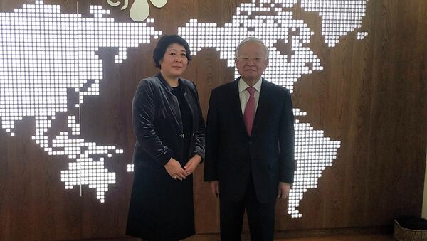 Встреча посла КР в Республике Корея Динары Кемеловой  с председателем CJ Group  Кён Шик Сон - Sputnik Кыргызстан
