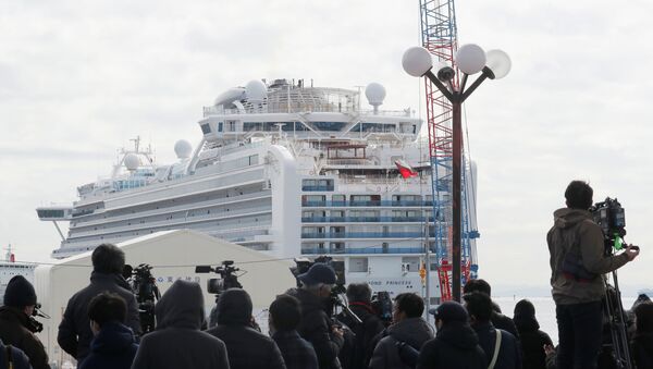 Снятие карантина круизного лайнера Diamond Princess в Йокогаме - Sputnik Кыргызстан