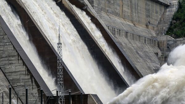 Сброс воды на одной из ГЭС. Архивной фото - Sputnik Кыргызстан