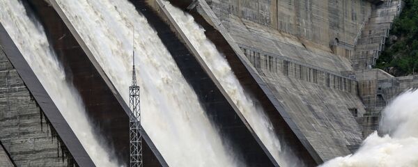 Сброс воды на одной из ГЭС. Архивной фото - Sputnik Кыргызстан