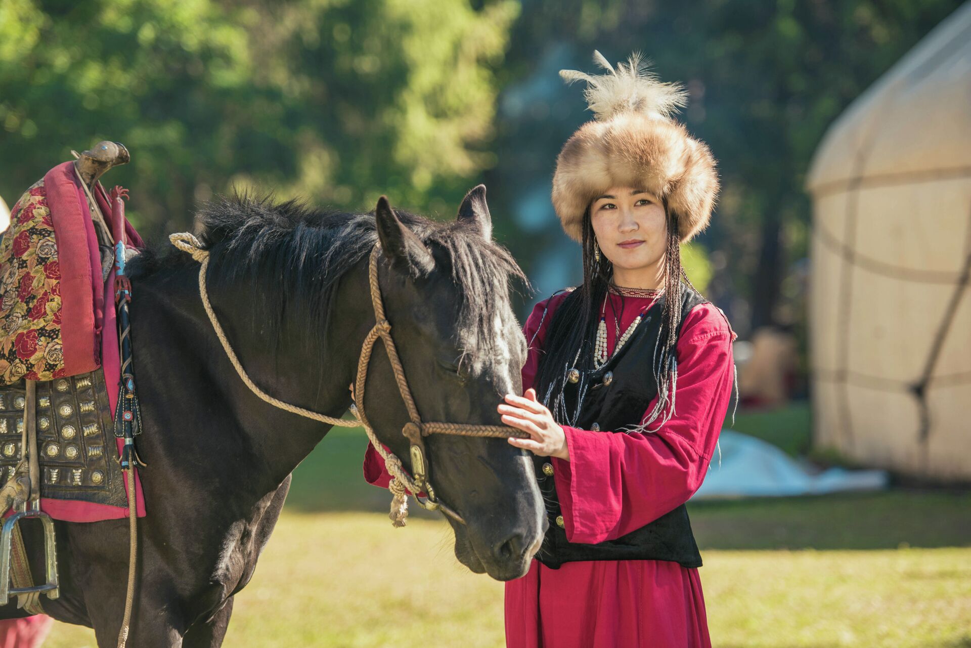 Показ кыргызской национальной одежды на джайлоо Кок-Жайык - Sputnik Кыргызстан, 1920, 27.12.2025