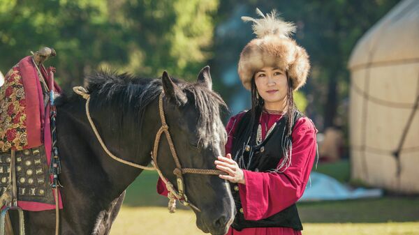 Көк-Жайык жайлоосунда кыргыздын улуттук кийимин кийген кыз. Архив - Sputnik Кыргызстан