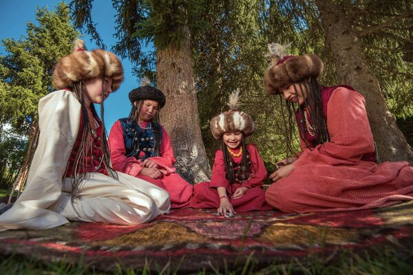 Показ кыргызской национальной одежды на джайлоо Кок-Жайык - Sputnik Кыргызстан