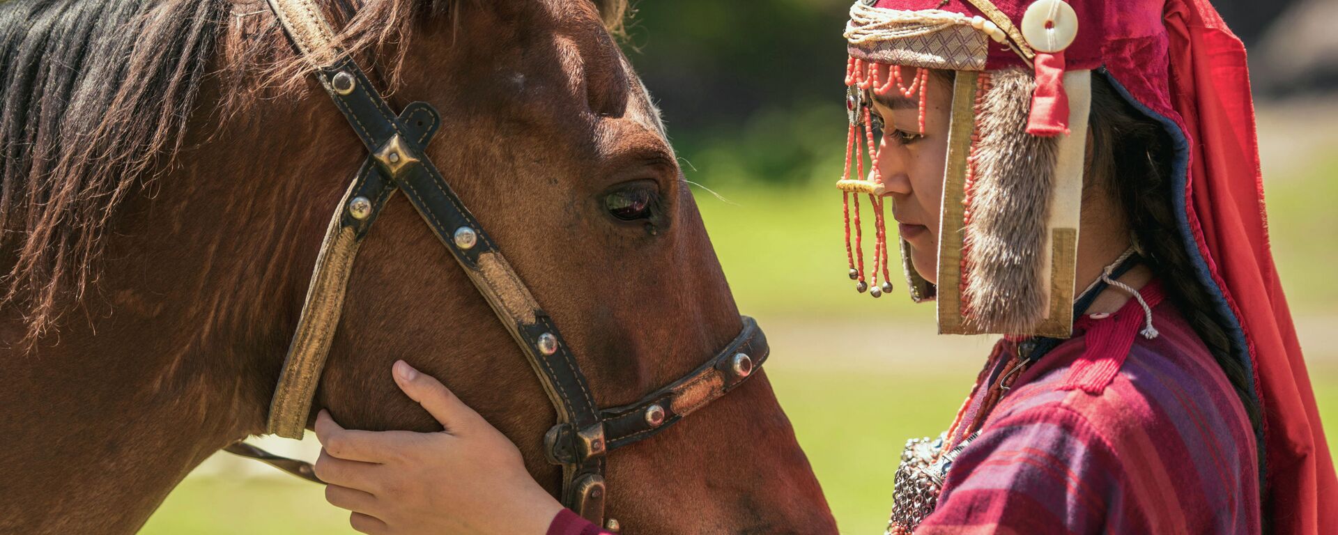Девушка в национальной одежда и с лошадью на джайлоо. Архивное фото - Sputnik Кыргызстан, 1920, 07.11.2025