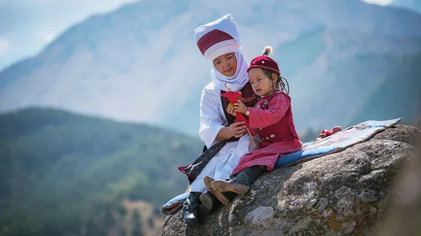 Женщина с ребенком в национальной одежде. Иллюстративное фото - Sputnik Кыргызстан