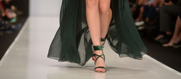 Модель во время показа. Архивное фото Модель во время показа. Архивное фото - Sputnik Кыргызстан