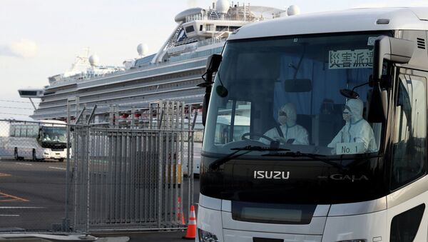 Автобус перевозит пассажиров с круизного лайнера Diamond Princess на пирсе Daikoku в Йокогаме, Япония. 19 февраля 2020 года - Sputnik Кыргызстан