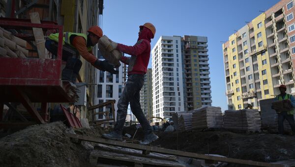 Рабочие на строительной площадке жилого комплекса. Архивное фото - Sputnik Кыргызстан