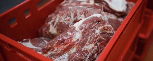 Мясо на мясоперерабатывающем комбинате. Архивное фото - Sputnik Кыргызстан