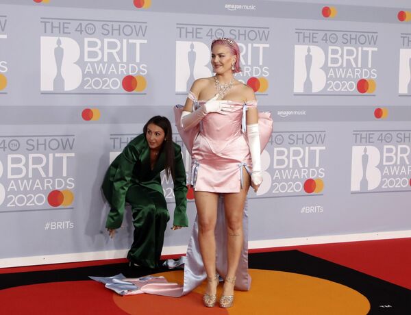 Певица Энн-Мари на красной дорожке Brit Awards - Sputnik Кыргызстан
