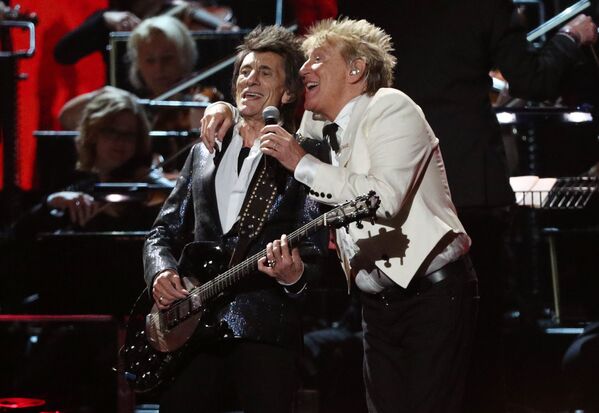 Музыканты Род Стюарт и Ронни Вуд во время выступления на премии BRIT Awards 2020 в Лондоне - Sputnik Кыргызстан
