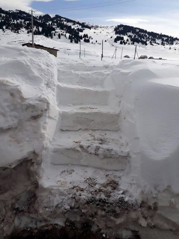 Снег высотой почти с дом — как живут люди в Каркыре. Фото - Sputnik Кыргызстан