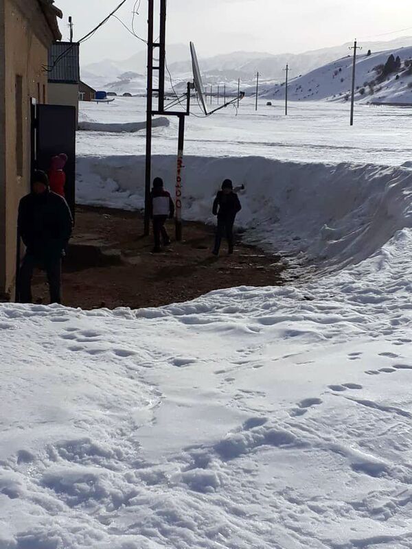 Снег высотой почти с дом — как живут люди в Каркыре. Фото - Sputnik Кыргызстан