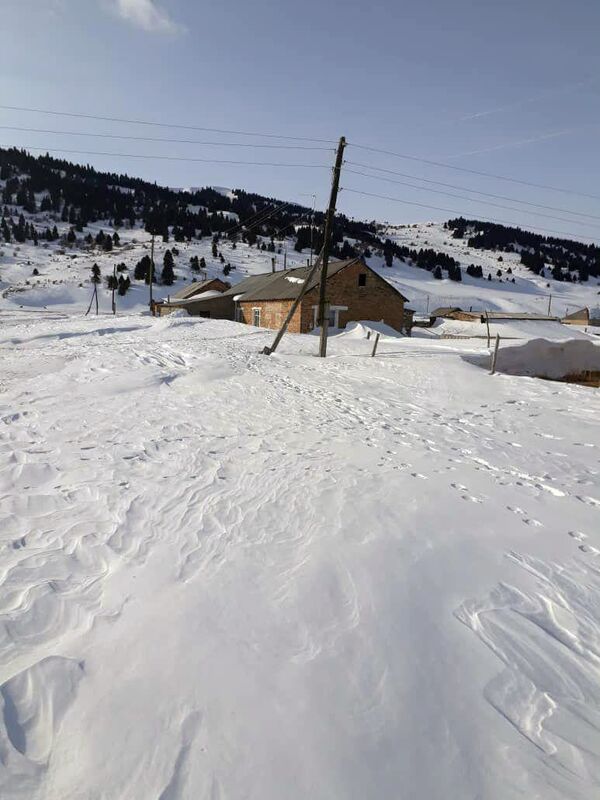 Снег высотой почти с дом — как живут люди в Каркыре. Фото - Sputnik Кыргызстан