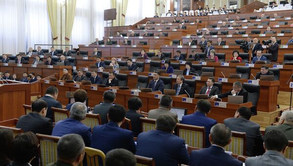 Депутаты на заседании Жогорку Кенеша. Архивное фото - Sputnik Кыргызстан