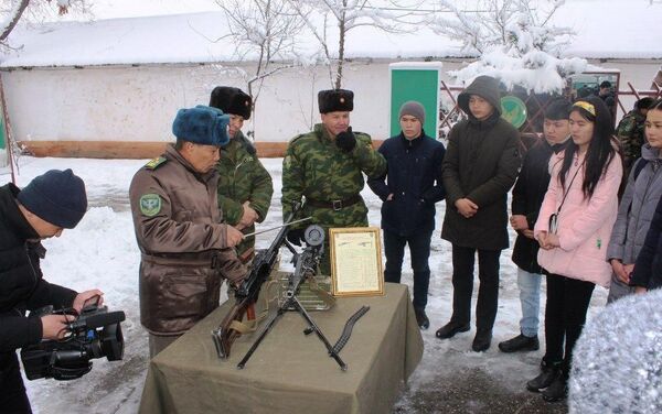 В Оше состоялся день открытых дверей — пограничники продемонстрировали школьникам и курсантам свои навыки - Sputnik Кыргызстан