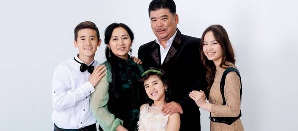 Кыргыз эл артисти Алтынбек Максутов жана жубайы эмгек сиңирген артист Таалайкан Абазова балдары менен - Sputnik Кыргызстан