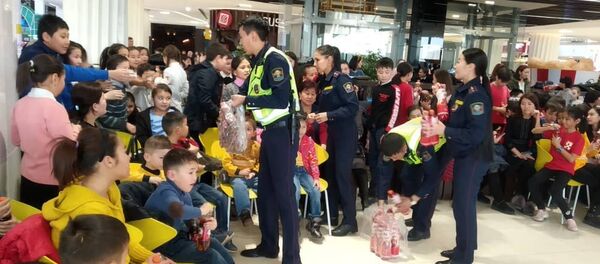 Управление патрульной службы милиции ГУВД Бишкека провело в одном из торговых центров столицы акцию Добрая дорога детям - Sputnik Кыргызстан