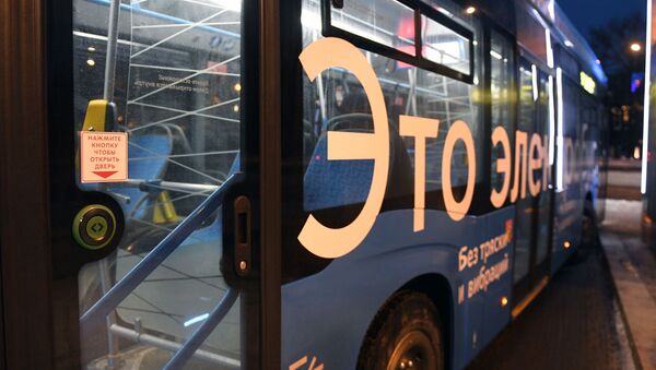 Кнопки открытия дверей заработали в московских автобусах и электробусах - Sputnik Кыргызстан
