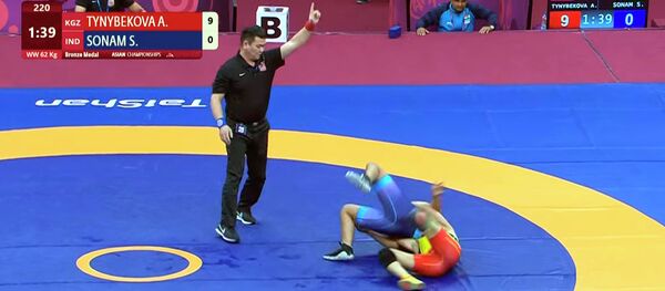 Белинен кармап оодарып салды. Тыныбекованын Индиядагы жеңишинин видеосу - Sputnik Кыргызстан