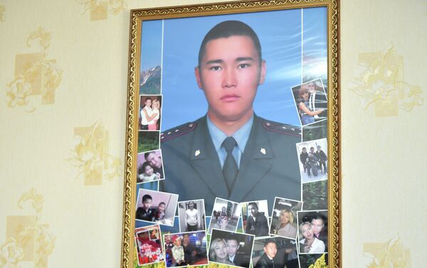 Затем Абылгазиев посетил дом Бакая Сыдыгалиева, погибшего в ноябре 2014 года при попытке задержания заключенного, сбежавшего из колонии-поселения № 32. - Sputnik Кыргызстан